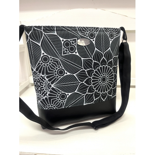 Crossbody - černobílé květy 3